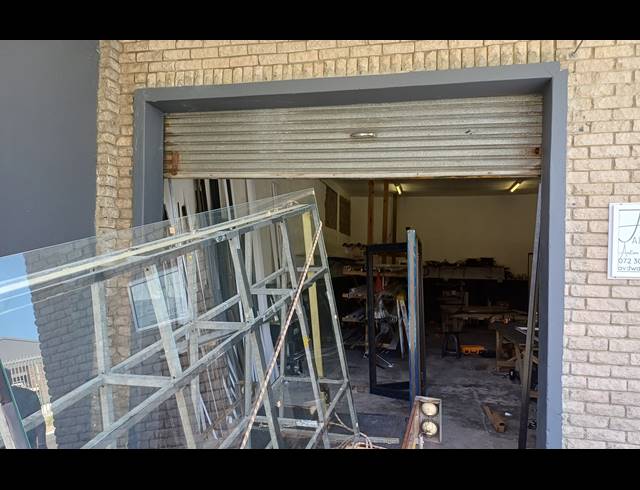 92M² BUSINESS CENTRE FOR SALE IN KLEINMOND CENTRAL